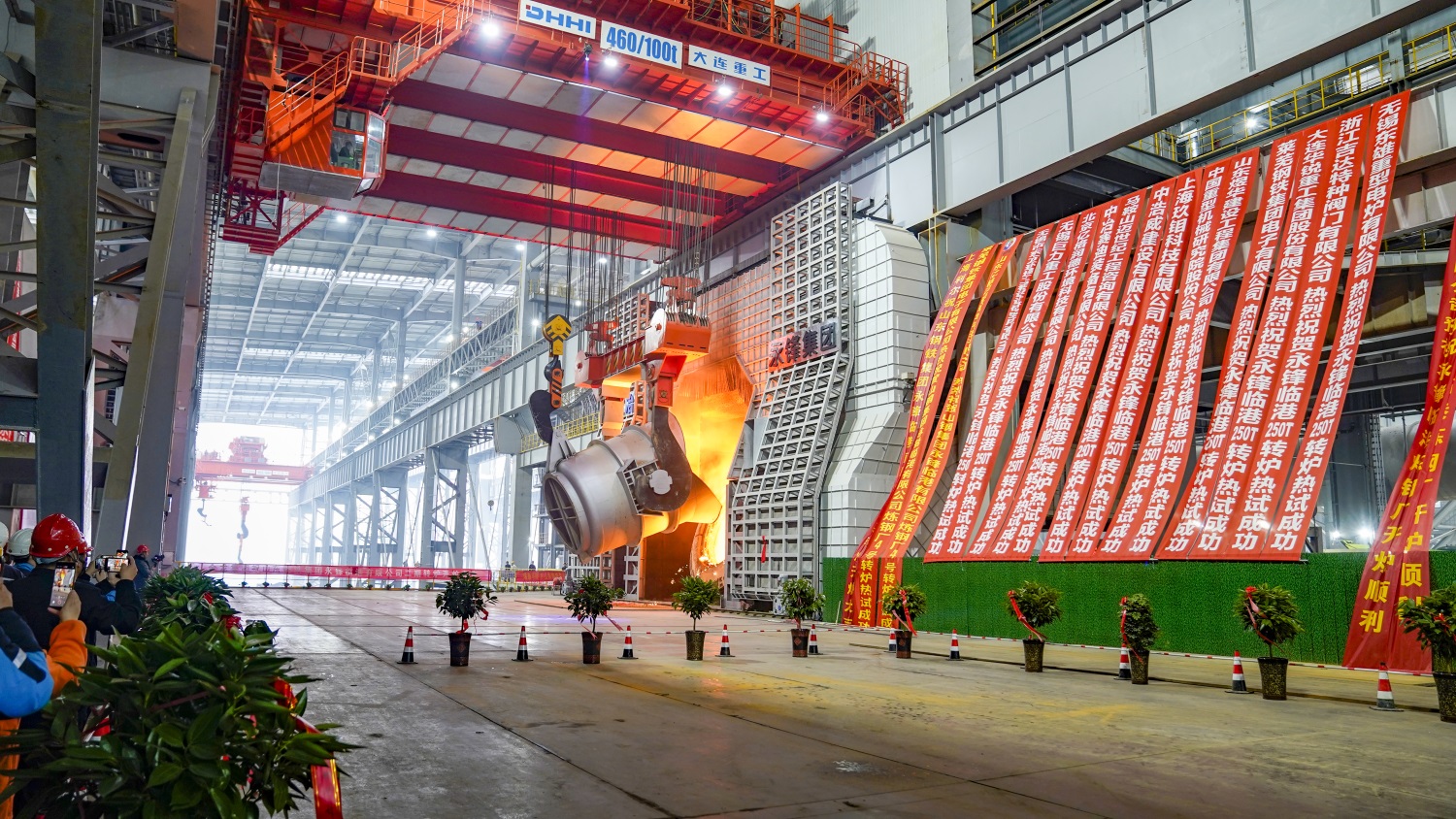 鐵水奔流 鋼花璀璨~臨港二期項目進入全面熱試生產(chǎn)階段